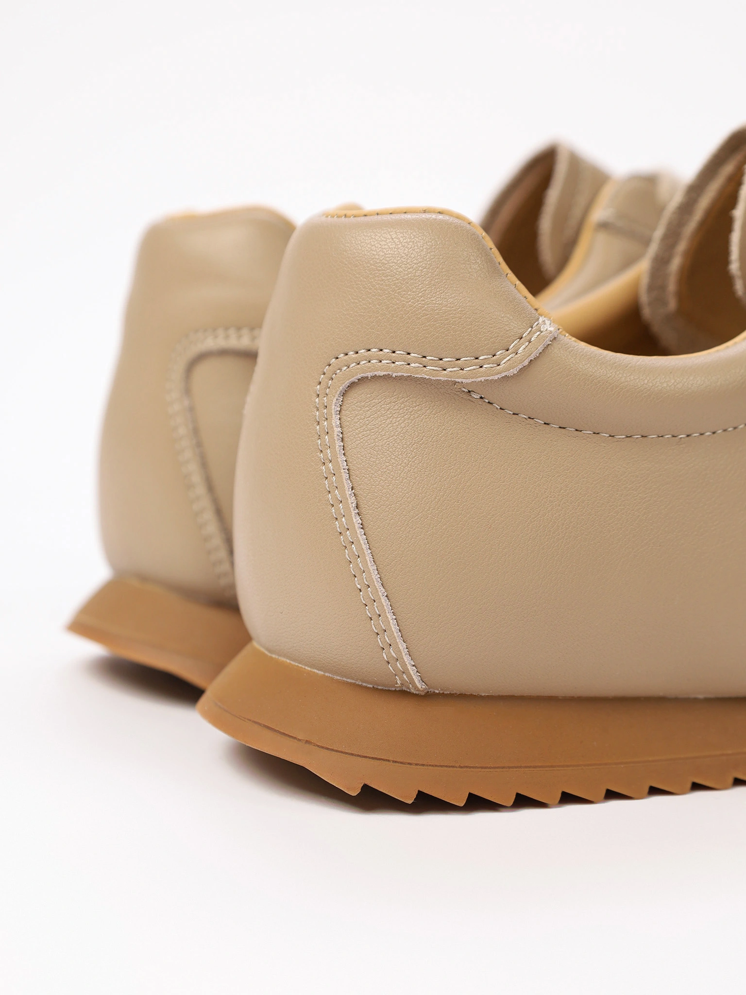 Кеды бежевого цвета на низкой подошве